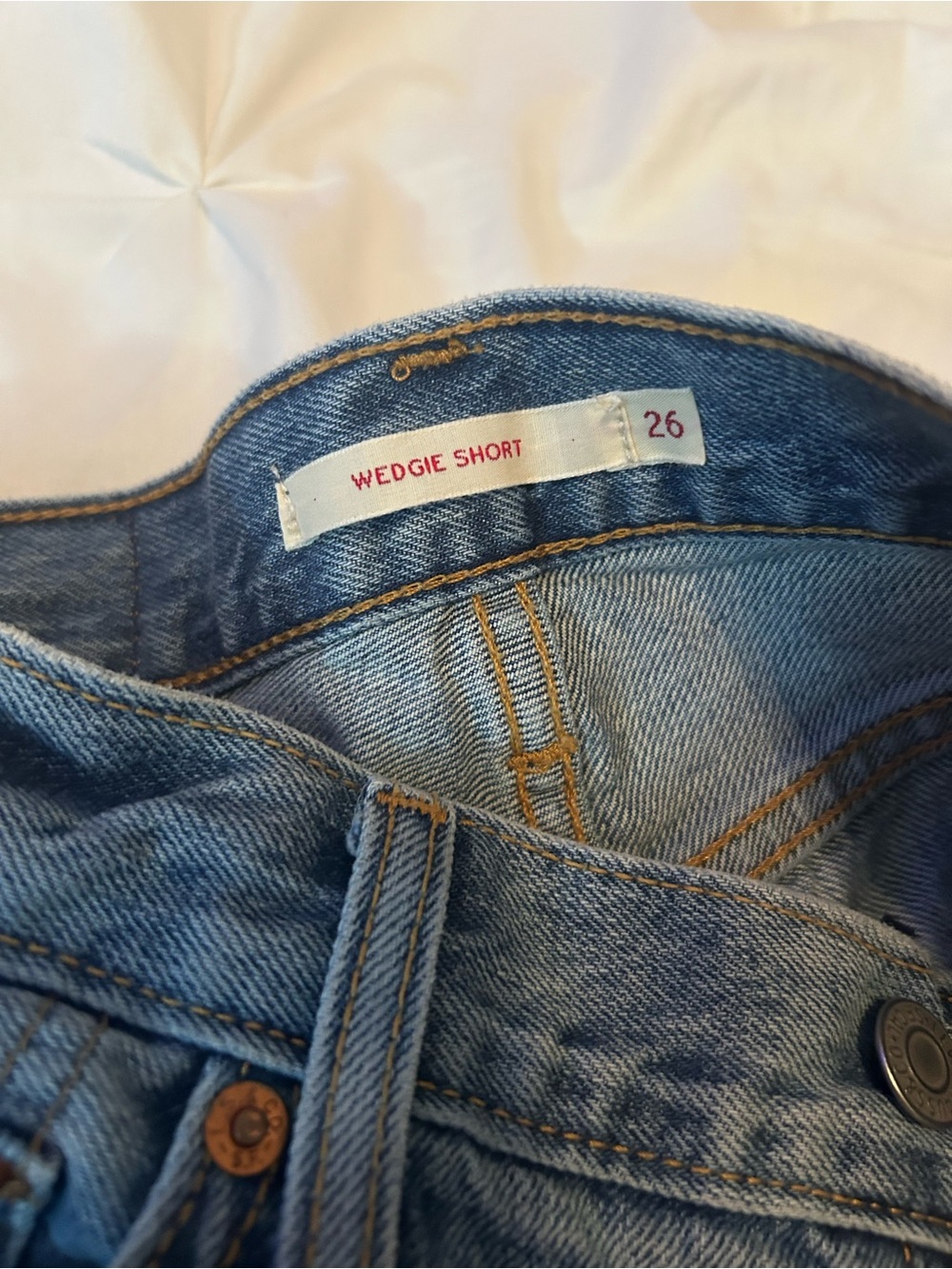 Levi's Wedgie Shorts. Size 26. - Picture 4 of 7